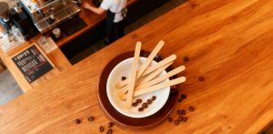 Agitadores de bambu para café oferecem sustentabilidade comprovada e vantagem econômica para negócios