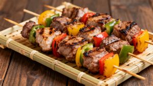 Espetos de bambu certificados reduzem custos com resíduos em 63% e atendem requisitos de alta gastronomia com propriedades antimicrobianas e resistência térmica comprovadas